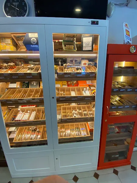 Estanco n°83. Tabacos y cava de puros